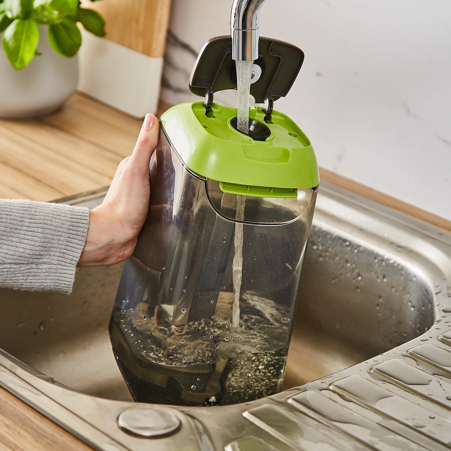 Daewoo Hurricane Cat 5 Upright Carpet Washer with Handheld Upholstery Tool