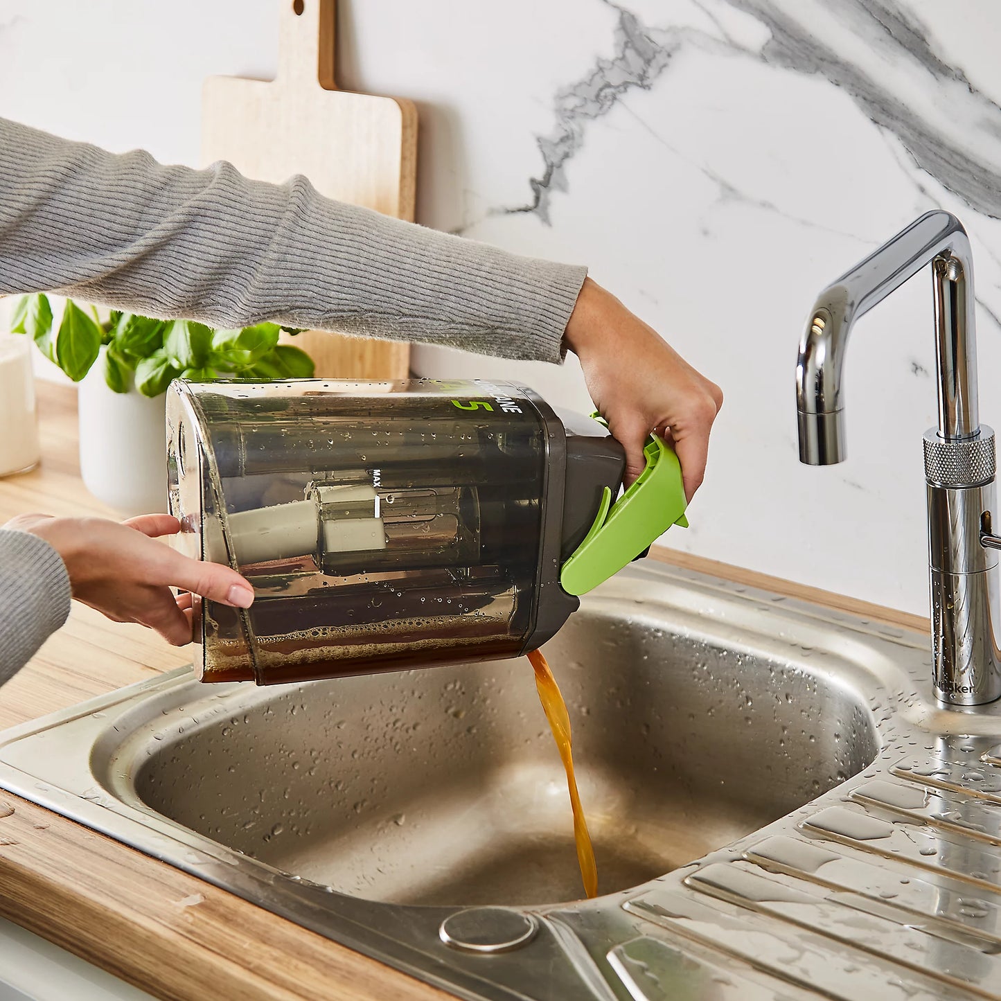 Daewoo Hurricane Cat 5 Upright Carpet Washer with Handheld Upholstery Tool